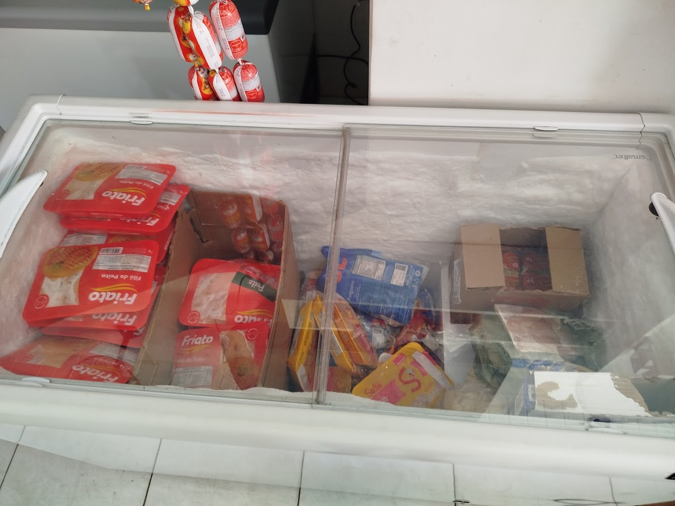 Freezer com peito de frango e frios